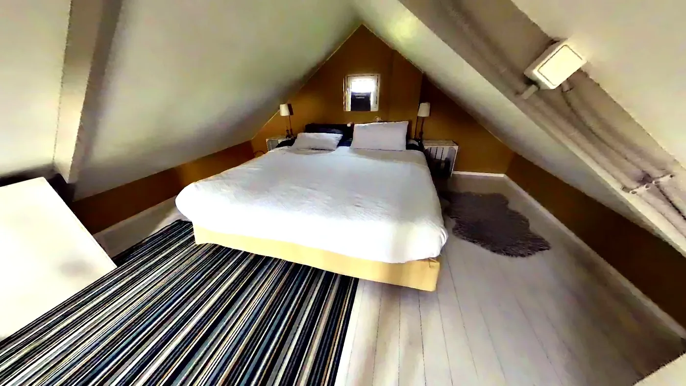 Double bed on the स्लीपिंग लॉफ्ट of the हॉलिडे कॉटेज.